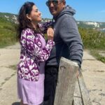Smita Bansal Instagram - Chirchire #smankush in UK. #vacation #family #instagood #husbandandwife #funnyreels #smitabansal