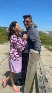 Smita Bansal Instagram - Chirchire #smankush in UK. 
#vacation #family #instagood #husbandandwife #funnyreels #smitabansal