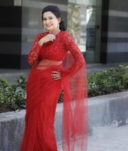 Smita Bansal Instagram - Cause’ the colour of love is red. 

Pic- @pappu.gupta.549 
Stylist- @tripzarora 
Makeup- @rohitmakeover 
Hair- @maimunasayyed786 
#valentines #love #red #instapic #sareelove
