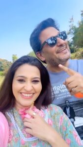 Smita Bansal Instagram - Tareef karna toh zaroori hai na @ankushmohla 
Timing Galat sahi, but nishaana bilkul sahi hai.😂😂
#husbandandwife #smankush #trendingreels #iloveyou
