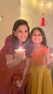 Smita Bansal Instagram - Happy Diwali from us to u. ❤️

#happydiwali #diwalireels #anaagha #festival #missyoustasha #loveandlight