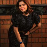 Sneha Wagh Instagram - What’s your To Do in the new year?? I’d be wanting to entertain you all a little more!! . . 📍: @fiscorestobar 👗: @fashionstruc . . #lookoftheday #photooftheday #ootd #lookbook #stylefile #stylish #festivevibe #festiveseason #newyear #sarange #sarangesneha #snehawagh #ssnehawagh