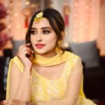 Somi Khan Instagram - Being happy never goes out of style 💛✨ . . #happiness #feelinggood #feelinggrateful #queen . . Mua @rj_makover . . #eat #shoot #workout #repeat #onewomanarmy ⚡️