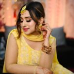 Somi Khan Instagram - Being happy never goes out of style 💛✨ . . #happiness #feelinggood #feelinggrateful #queen . . Mua @rj_makover . . #eat #shoot #workout #repeat #onewomanarmy ⚡️