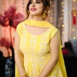Somi Khan Instagram - Being happy never goes out of style 💛✨ . . #happiness #feelinggood #feelinggrateful #queen . . Mua @rj_makover . . #eat #shoot #workout #repeat #onewomanarmy ⚡️