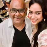 Soundarya Sharma Instagram - Dear Satish ji, can’t believe I’m writing this… still remember the hug “आ गई मेरी Star.. Welcome Welcome!”परसों जब आप मिले, तो क्या पता था.. ये आख़िरी मुलाक़ात होगी। और हाँ… आपके लिये गुड मँगवा लिया था दिल्ली से पर आप वापिस नहीं आए। हमारी #RanchiDiaries, #Karmyuddh से #countrymafia तक हर project में आपका साथ रहा… और आने वालों… कभी नहीं सोचा था, you would be gone so soon 💔 Amazing Actor n a beautiful human being. You were so larger than life.. always motivated n inspired me! Your jokes… आपके क़िस्से, vanshika के बारे में बातें… सब कुछ याद आएगा sir। such a positive soul… Rest In Peace ❤️💔 ऊं शान्ति 💐