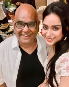 Soundarya Sharma Instagram - Dear Satish ji,
can’t believe I’m writing this… still remember the hug “आ गई मेरी Star.. Welcome Welcome!”परसों जब आप मिले, तो क्या पता था.. ये आख़िरी मुलाक़ात होगी। और हाँ… आपके लिये गुड मँगवा लिया था दिल्ली से पर आप वापिस नहीं आए। 
 हमारी #RanchiDiaries, #Karmyuddh से #countrymafia तक हर project में आपका साथ रहा… और आने वालों… कभी नहीं सोचा था, you would be gone so soon 💔 Amazing Actor n a beautiful human being. 
You were so larger than life.. always motivated n inspired me! Your jokes… आपके क़िस्से, vanshika के बारे में बातें… सब कुछ याद आएगा sir। such a positive soul… Rest In Peace ❤️💔 ऊं शान्ति 💐