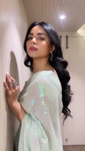 Soundarya Sharma Instagram - Did you check on me? 😉

Outfit- @pariscreation7 
HMU- @priyankachourasia342 
Styled- @nidhikurda 
Lenses by- @anshul.varshney_ 
Studio- @filmygyan @mdaftabk 
.
#BiggBossGrandFinale #SoundaryaSharma #Dimpledoll #BB16 #BiggBoss16 #SoundaryaSquad #SquadSoundarya
