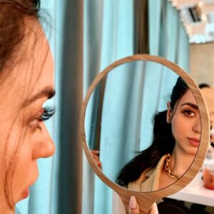 Soundarya Sharma Instagram - निगाहों से पूछूं,
निगाहें बताएं। ☺️

#mehfil #shaammastani