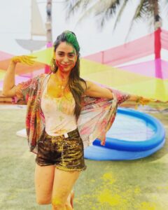 Soundarya Sharma Instagram - बुरा न मानो होली है।❤️🔫

हैप्पी होली।❤️💛💚
.
.
#holihai #holifestival #holi #happyholi