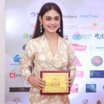 Sreejita De Instagram – Moments of Joy! #gratitudepost Thank you to all my fans, friends and family ❤️❤️ #thankyou 🧿

Styled by @ashnaamakhijani 
Jewellery @ethnicandaz 

#sreejitade #awards #awards night #gratitude