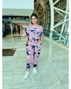 Srinisha Jayaseelan Instagram - Hello Malaysia 💜❤️