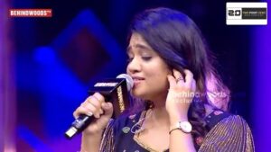 Srinisha Jayaseelan Instagram - Sang this extremely soulful song “Nee Paartha Vizhigal “ live in front of the man himself @anirudhofficial 💜❤️ 

#instasinger #singer #instasong #coversong #songcover #liveperformance #live #livesinging #love #neeparthavizhigal #three #anirudh #anirudhravichander #shruthihassan #swethamohan #vijayyesudas #dhanush #ownvoice #femaleversion #behindwoods