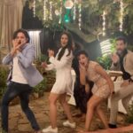 Suhasi Dhami Instagram - That’s how 5 people do solo performances at the same time on the same music 🤣🤣🤣🤣🤣 Oh!!!!!! What a fun night it was @jaisheeldhami @umeshpherwani @bikesn_camera @anchal_sabharwal @kavittagranaa #marriage #friendship #dance#bloopers