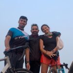 Suhasi Dhami Instagram - Chal meri dhanoooo @doshihiten @ankannbasu #cycling #friendship