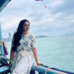 Sujitha Instagram - Beach lovers 🌊🏖️🪂 #love #post #nature #loveyourself #beach #beachlife #thailand #goodvibes #suji #sujitha #kathakelukathakelu #actress #photooftheday #travel #travelphotography #fresh