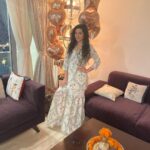 Sukirti Kandpal Instagram - 👩🏻‍🦱🐈🌸🪔