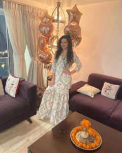Sukirti Kandpal Instagram - 👩🏻‍🦱🐈🌸🪔