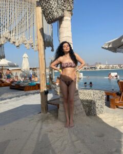 Sukirti Kandpal Instagram - Text book narcissism 👩🏻‍🦱🌸🌊 agreed 😋