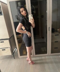 Sukirti Kandpal Instagram - 💋👩🏻‍🦱🐈🐈