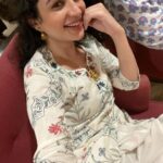 Sukirti Kandpal Instagram - 👩🏻‍🦱🐈🌸🪔