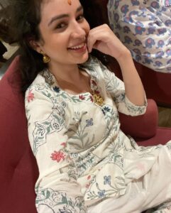 Sukirti Kandpal Instagram - 👩🏻‍🦱🐈🌸🪔