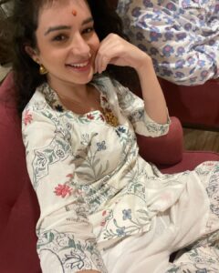 Sukirti Kandpal Instagram - 👩🏻‍🦱🐈🌸🪔