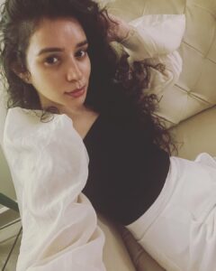 Sukirti Kandpal Instagram - No makeup only vibes 🌸😍👩🏻‍🦱🐈