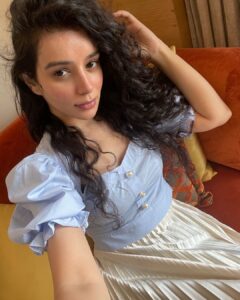 Sukirti Kandpal Instagram - No makeup no filter just good genes I'm guessing 👩🏻‍🦱❤️🌸🐈💅