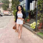 Sukirti Kandpal Instagram - 🍸🌸🤓