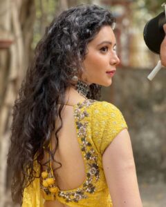 Sukirti Kandpal Instagram - Billo , hoton pe ha ha . So me 🌸👩🏻‍🦱

Styled by 
@ashnaamakhijani 
Outfit 
@elaan_rahul 
Accessories
@rubansaccessories 
Managed by 
@triptigoy