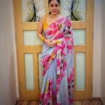 Sumona Chakravarti Instagram - “The choices you make when you think you have no choices defines who you are” - Peaky Blinder 🌺 For #thekapilsharmashow #tkss Wearing : @phoolmatijaipur Make up : @rameshpanda.mua & @sonamvaghani Hair : @hairbysharda & @salunkhevaishali Styled by : @sacorina