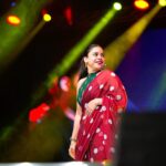 Sumona Chakravarti Instagram - A Big Thank you Toronto for the overwhelming love to us all. It was a delight to perform for you. ♥️🙏🏻💫🍁 Thank u for some of the pictures @simrangill_photography 🙏🏻 Wearing my favourite @suta_bombay #kapilsharmashow #kapilsharmashowlive #CanadaTour #Canadadiaries First Ontario Centre, Hamilton Ontario Canada