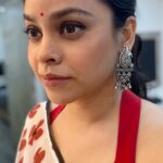 Sumona Chakravarti Instagram - Before & After of me… for the finale episode of #TKSS Also these 2 hooman of mine @hairbyshardajadhav & @rameshpanda.mua have been with me forever! Thank u for making me look pretty always! Since i had to be myself on the show, i decided to wear my favourite attire - Sari - from my personal collection. This one is from @suta_bombay one of my fav brands when it comes to saris. Jewellery- from my personal khazana.