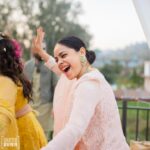 Sumona Chakravarti Instagram - Kyunki…. Veere di shaadi thi. Dil khol ke, kamar tod dance kiya hum sab doston ne! 💃🏻 Thank you for capturing the madness so beautifully 😁@shutterdownphotography @malvvika_rudra @habibi1996_ 👻 #throwbacktuesday