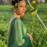 Sumona Chakravarti Instagram - Mere veere ki shaadi ke liye taiyaar 💗 . Jewellery: @curiocottagejewelry Clothes : Personal but made by @poonampamnaniofficial 📸 hamari pyaari @anusoru 🥰 Shahtalai, Distt. Bilaspur, HP