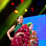 Sumona Chakravarti Instagram - A Big Thank you Toronto for the overwhelming love to us all. It was a delight to perform for you. ♥️🙏🏻💫🍁 Thank u for some of the pictures @simrangill_photography 🙏🏻 Wearing my favourite @suta_bombay #kapilsharmashow #kapilsharmashowlive #CanadaTour #Canadadiaries First Ontario Centre, Hamilton Ontario Canada