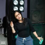 Sumona Chakravarti Instagram - Kyunki…. Veere di shaadi thi. Dil khol ke, kamar tod dance kiya hum sab doston ne! 💃🏻 Thank you for capturing the madness so beautifully 😁@shutterdownphotography @malvvika_rudra @habibi1996_ 👻 #throwbacktuesday