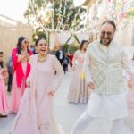 Sumona Chakravarti Instagram - Kyunki…. Veere di shaadi thi. Dil khol ke, kamar tod dance kiya hum sab doston ne! 💃🏻 Thank you for capturing the madness so beautifully 😁@shutterdownphotography @malvvika_rudra @habibi1996_ 👻 #throwbacktuesday