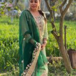 Sumona Chakravarti Instagram - Mere veere ki shaadi ke liye taiyaar 💗 . Jewellery: @curiocottagejewelry Clothes : Personal but made by @poonampamnaniofficial 📸 hamari pyaari @anusoru 🥰 Shahtalai, Distt. Bilaspur, HP
