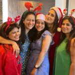 Sumona Chakravarti Instagram - Ho Ho Ho 🎄🎅🏼 with the favourites ♥️ Because Christmas lunch is incomplete without the cake… Thank u @bakerandmom for the delectable xmas desserts! Sorry i couldn’t wait for the 📸 before digging into it 😬 ⭐️ N that Christmas Lunch is the best ive ever had. Thank u bawarchi. I love you ♥️🤗♥️ #christmas2021 #christmasphotodump #mytribemyvibe