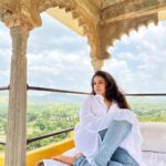 Sumona Chakravarti Instagram - If you carry one thing throughout your entire life, let it be hope. Let it be hope that better things are always ahead. Let it be hope that you can get through the toughest time. Let it be hope that you are stronger than any challenge that comes your way. Let be hope that you are exactly where you are meant to be.. Because during those times, hope will be the very thing that carries you through.. Thank you my old sport friend @adymehrish for suggesting @onefinerate where they have this section called #onefinecollection that has beautiful, charming and lovely hotels, all listed in one place to choose from. For my bday trip, Raas Devigarh it was. Check it out if you are planning to travel. 🌸 Am feeling the nostalgia currently! One would say it’s a bit late in the day for an appreciation post, but i say better late than never! To many more travels, day dreaming & hoping…. with friends, family or solo! 🤍🤍🤍 #desisolotraveller #vagabondlife #wanderlustsouls #onefinerate #onefinecollection #quoteyourrate #raaasdevigargh #rajasthanholidays #fortsandpalaces