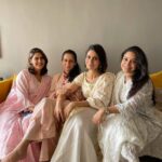 Sumona Chakravarti Instagram - Ganpati Bappa Morya! 🌼🌸🌼🌸 #MyVibeMyTribe #friendshipgoals ♥️♥️