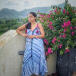 Sumona Chakravarti Instagram - If you carry one thing throughout your entire life, let it be hope. Let it be hope that better things are always ahead. Let it be hope that you can get through the toughest time. Let it be hope that you are stronger than any challenge that comes your way. Let be hope that you are exactly where you are meant to be.. Because during those times, hope will be the very thing that carries you through.. Thank you my old sport friend @adymehrish for suggesting @onefinerate where they have this section called #onefinecollection that has beautiful, charming and lovely hotels, all listed in one place to choose from. For my bday trip, Raas Devigarh it was. Check it out if you are planning to travel. 🌸 Am feeling the nostalgia currently! One would say it’s a bit late in the day for an appreciation post, but i say better late than never! To many more travels, day dreaming & hoping…. with friends, family or solo! 🤍🤍🤍 #desisolotraveller #vagabondlife #wanderlustsouls #onefinerate #onefinecollection #quoteyourrate #raaasdevigargh #rajasthanholidays #fortsandpalaces