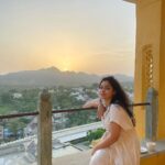 Sumona Chakravarti Instagram - Even if you may not be much, you are everything you have. - @freddy_birdy The quote inspired me to take my First Solo Birthday trip. Thank you to each and every one of you who took the time to wish me yesterday via calls, messages, Social media. I had the most blissful, joyful birthday chasing sunsets & full moonrise, n just being the water baby that i’am. Thank you all. 🌸 “If you know your breath you know the entire universe” - Unknown And i am slowly getting to know mine. The pandemic has changed the perspective of life so much. 🌸 “They say that time heals and it does, and as it passes it has made the grass greener on my side, learning to accept my flaws, making them a part of me which i admire now. I am surprised at what has become of me, a life like fete i live, with the demons i take a dive into the realms of my soul, i have this life within which i love and extol”. - @thalassophilic.tinker RAAS Devigarh