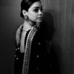 Sumona Chakravarti Instagram - Yeh Jo Gehre Sannate Hain Waqt Ne Sabko Hi Baatey Hain Thoda Ghum Hai Sabka Kissa Thodi Dhoop Hai Sabka Hissa Aankh Teri Bekaar Hi Nam Hai Har Pal Ek Naya Mausam Hai Kyun Tu Aise Pal Khota Hai Dil Aakhir Tu Kyu Rota Hai 🔲 🔳 ~Zindagi na milegi dobara!