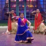 Sumona Chakravarti Instagram - Throwback to my most favourite tribute till date.... 🧚🏼‍♀️🌺 . . #waheedarehman #ashaparekh #helen #thekapilsharmashow