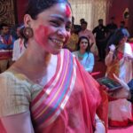 Sumona Chakravarti Instagram - 🌺Shubo Bijoya to everyone🌺 . . . #northbombaysarbojanindurgapuja #sindoorkhela #100sareepact #sareenotsorry #sareegram