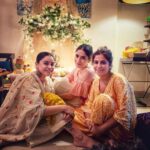 Sumona Chakravarti Instagram - Ganpati Bappa Morya 🌻 . . #NotWithoutMyTribe #FamJam