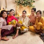 Sumona Chakravarti Instagram - Ganpati Bappa Morya 🌻 . . #NotWithoutMyTribe #FamJam